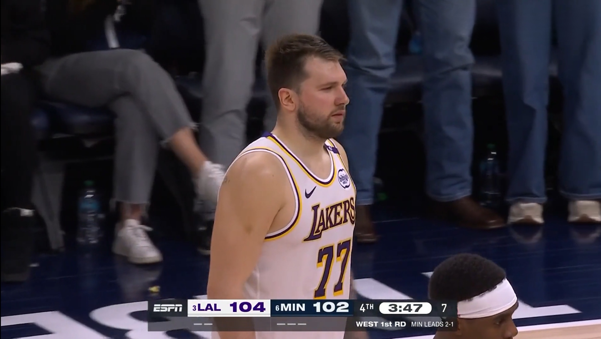 东契奇在湖人比赛中最后时刻胜出，战术调整引发热议！的简单介绍-爱游戏官方