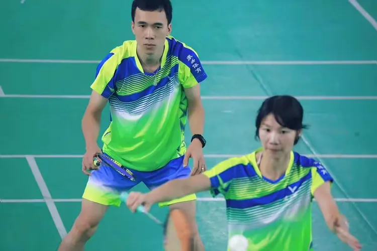 羽毛球赛场再起风云:关东风暴队险胜皖南烈马队,赛场气氛火爆韧性与执行并存(描写赛场气氛句子) 羽毛球赛场再起风云:关东风暴队险胜皖南烈马队,赛场气氛火爆韧性与执行并存(描写赛场气氛句子)