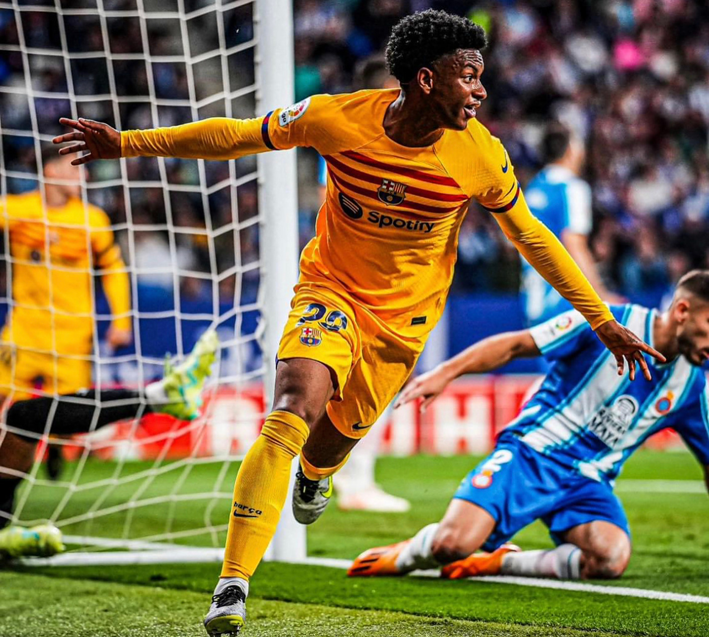 包含西甲官宣日走向成谜，西汉姆更衣室发声，值得警惕，赛程密集仍需轮换的词条-爱游戏体育平台