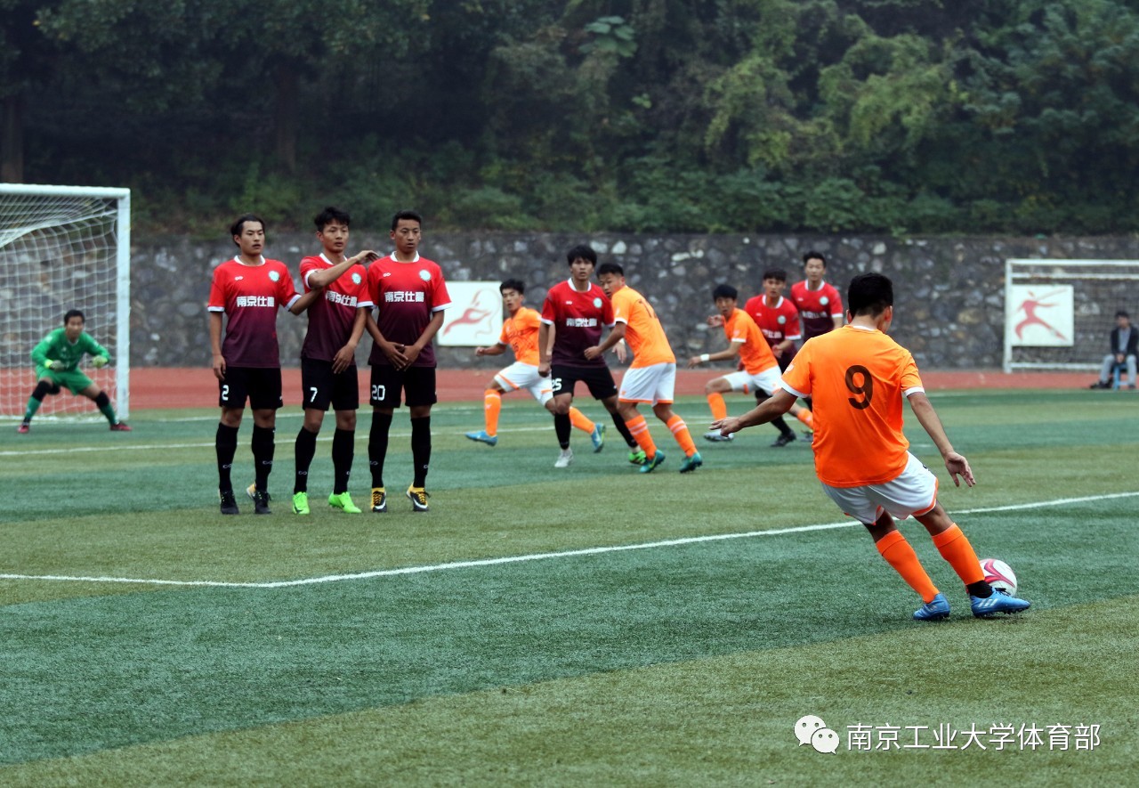 上海申花训练开放日；今晚防线松动引欢呼；荷甲在即；心理建设被强调的简单介绍-爱游戏app